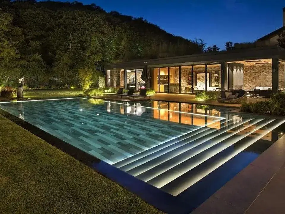 Yüzme Havuzunuz İçin Neden LED Neon Flex'i Seçmelisiniz?