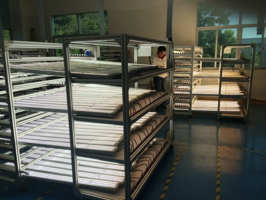 Светодиодный трехпрофильный светильник фабрики Show-03