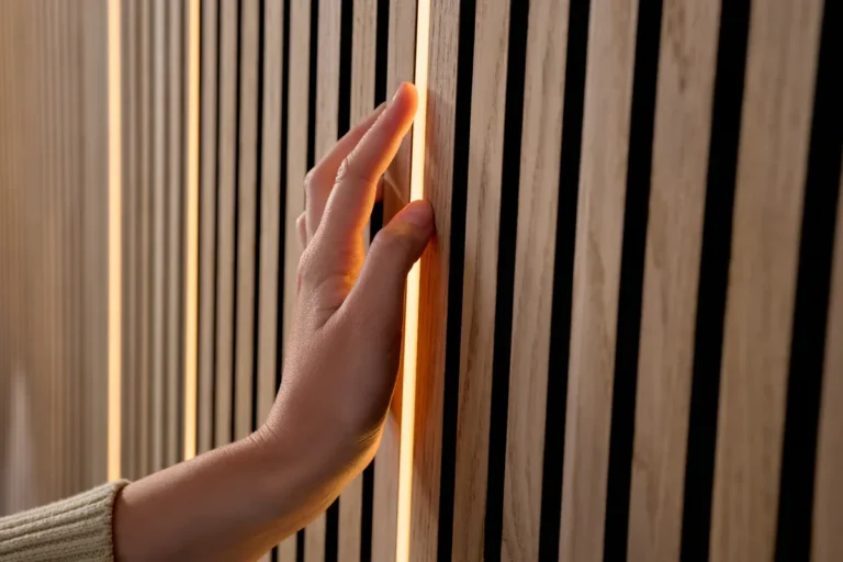 Bandes lumineuses à Led dans les applications de murs à lamelles