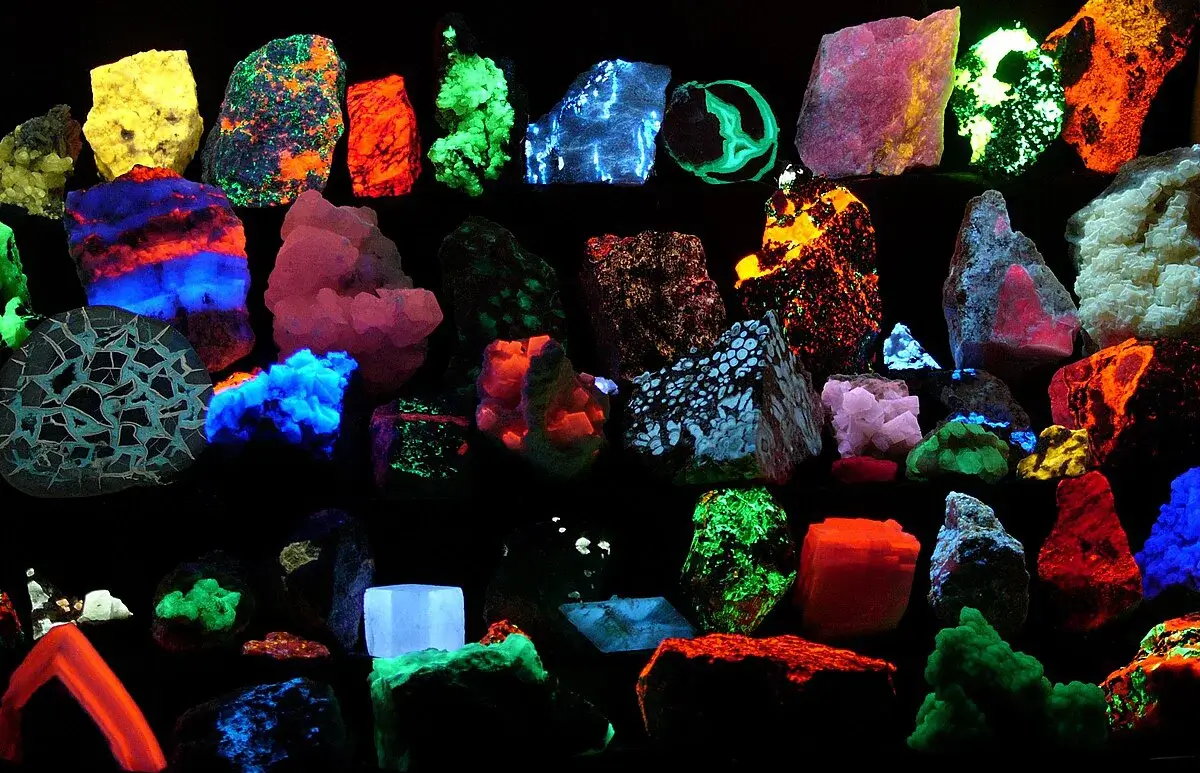 365nm UV LED strip application_Jewelry and mineral identification