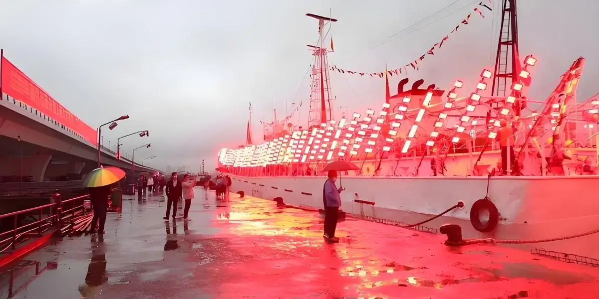 Shallow-water operations fish-attracting light Shallow-water operations fish-attracting light