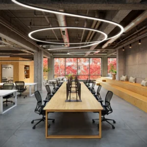 Luz linear suspensa no escritório