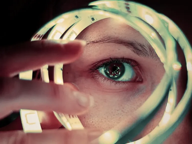 IEC 62471 อันตรายจากแสงสีน้ำเงินคืออะไรและไฟ LED แถบมีความปลอดภัยสำหรับดวงตา