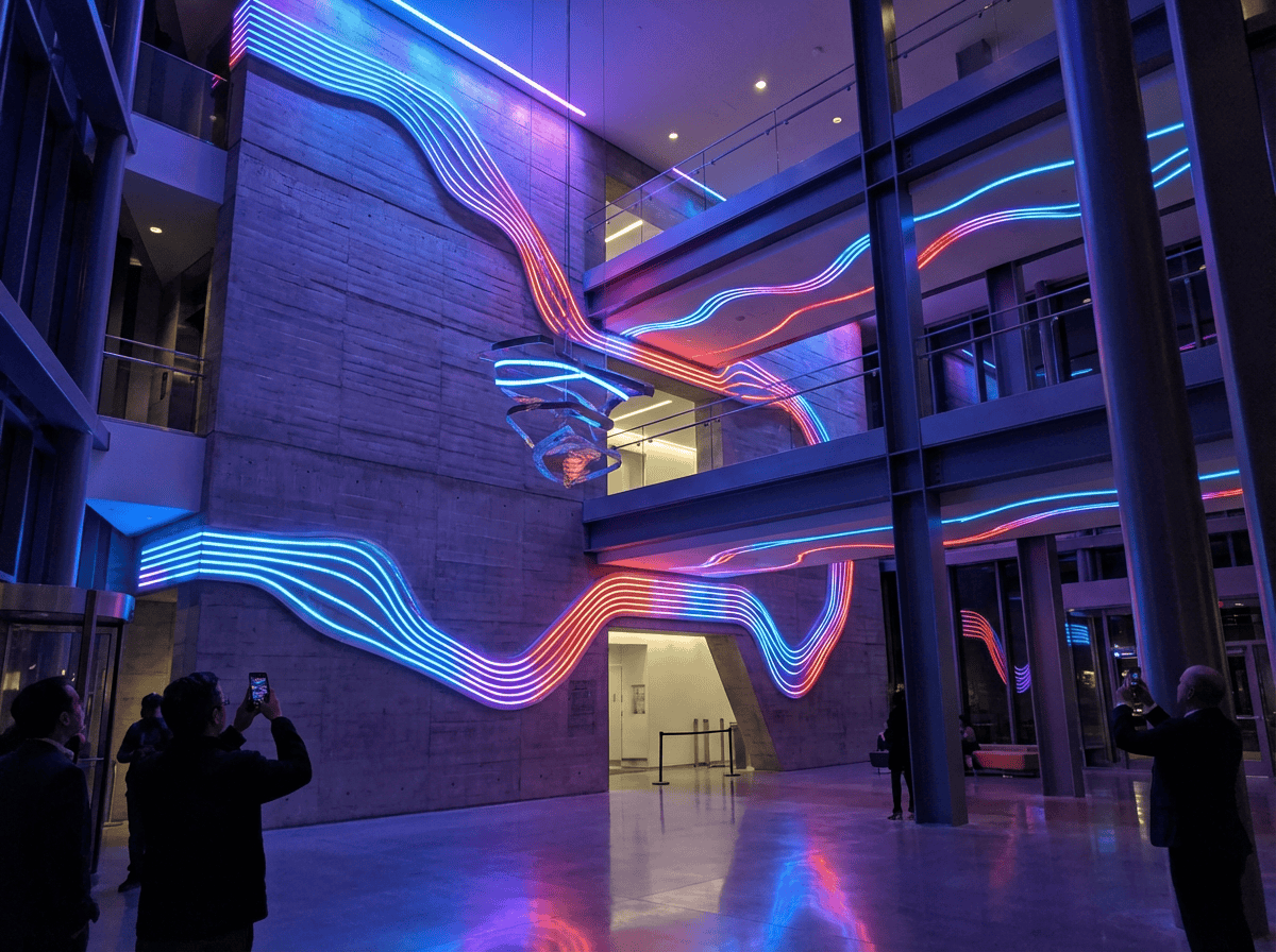 DMX ピクセル制御 LED テープを使用した、ダイナミックな建築アクセント照明効果 DMX ピクセル制御 LED テープを使用した、ダイナミックな建築アクセント照明効果