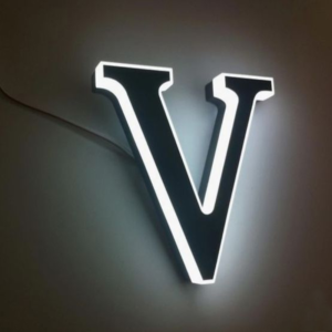Lettres en acrylique éclairées par les